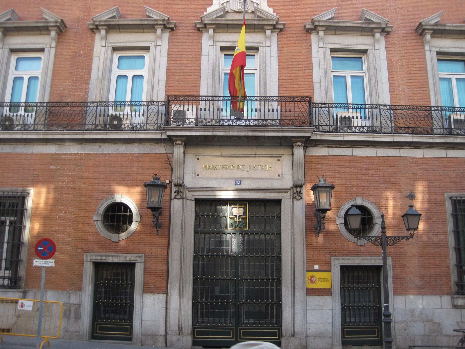 ¿Quiénes pueden optar a las becas para las oposiciones en el Ministerio de Justicia?