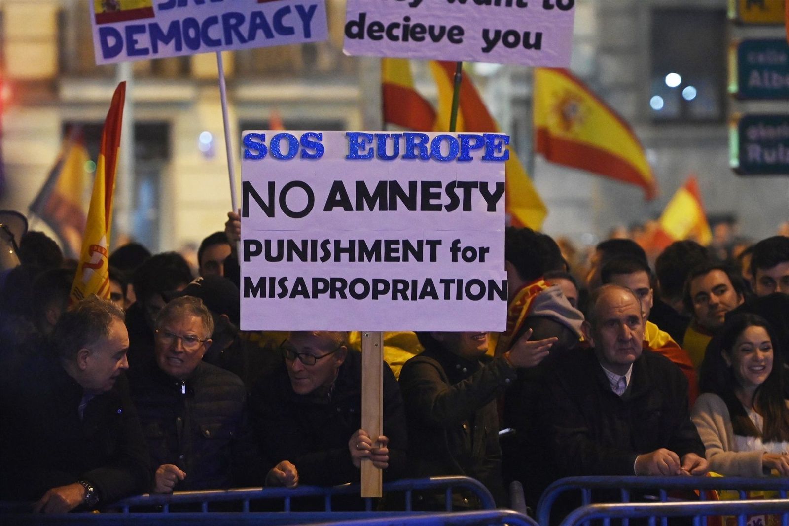 Más de 3.000 personas vuelven a protestar contra la amnistía en Ferraz
