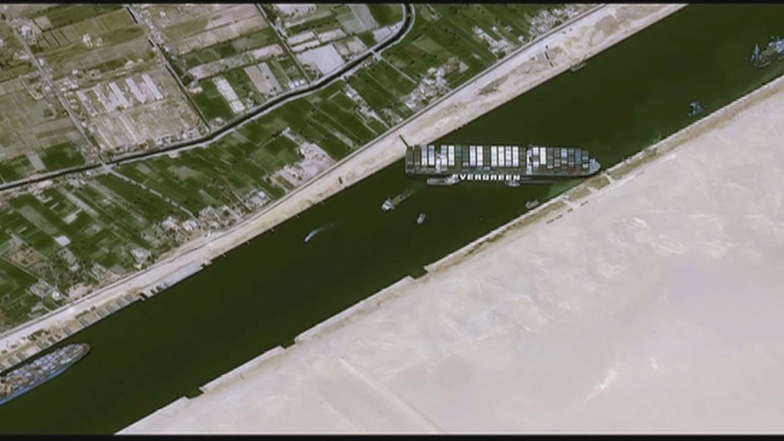 Avanzan los trabajos para desatascar el Canal de Suez mientras 230 barcos están a la espera de que se reabra