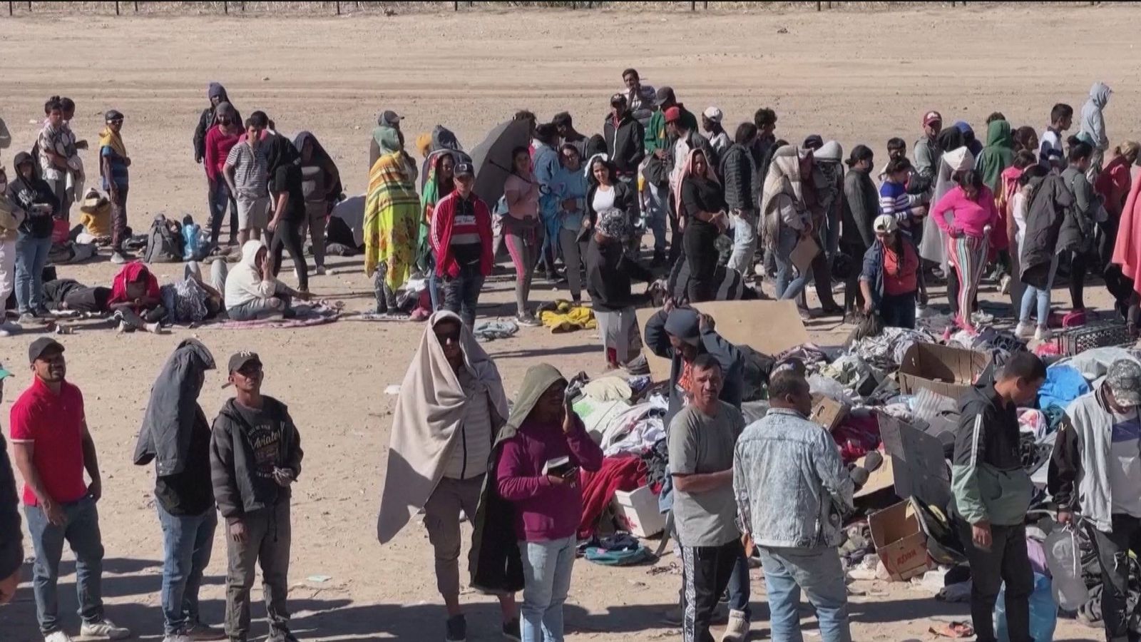 Miles de migrantes esperan cruzar la frontera con Estados Unidos