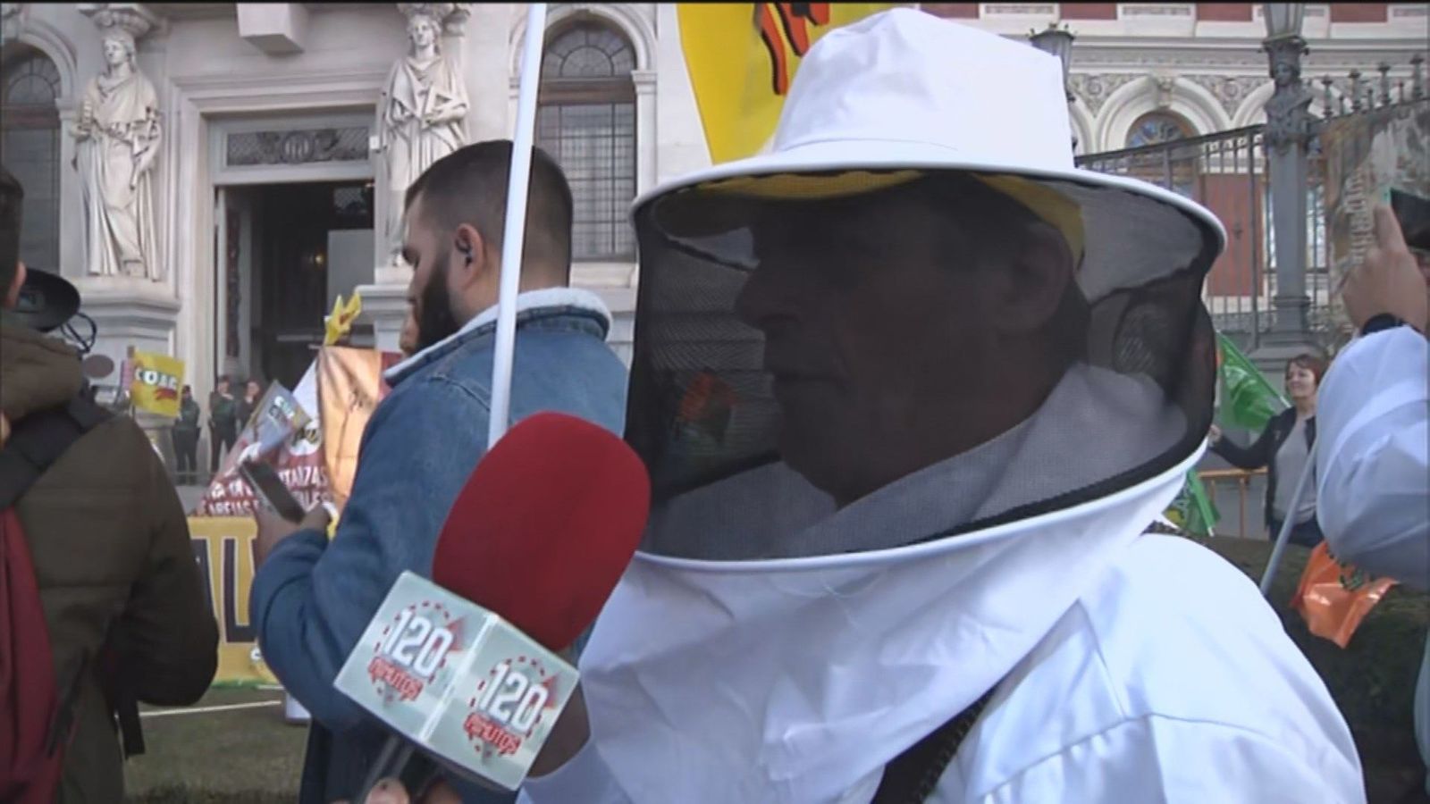 Los apicultores protestan en Madrid en defensa de la miel y piden ayudas al sector