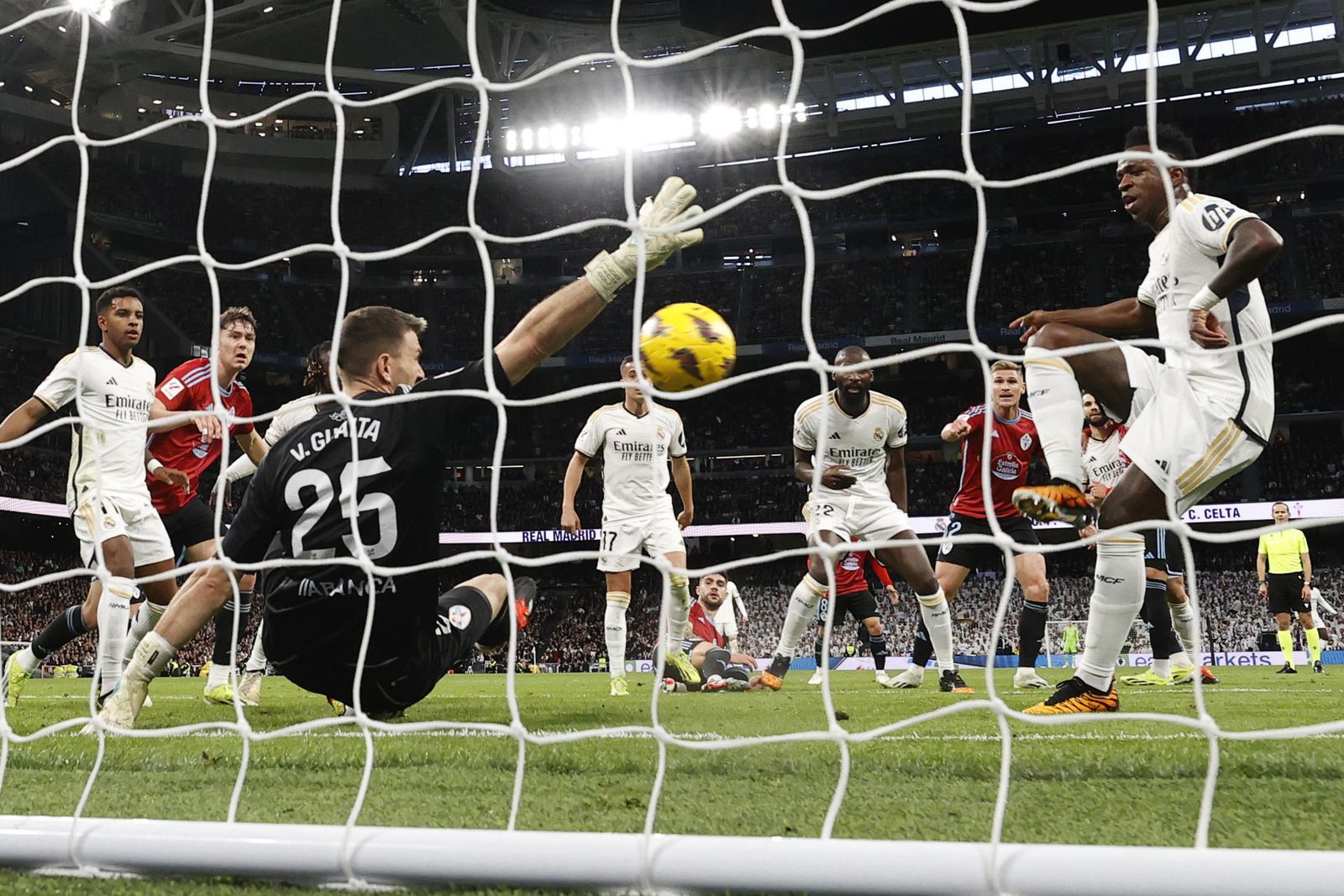 Vinicius anota su gol ante el Celta en el Bernabéu