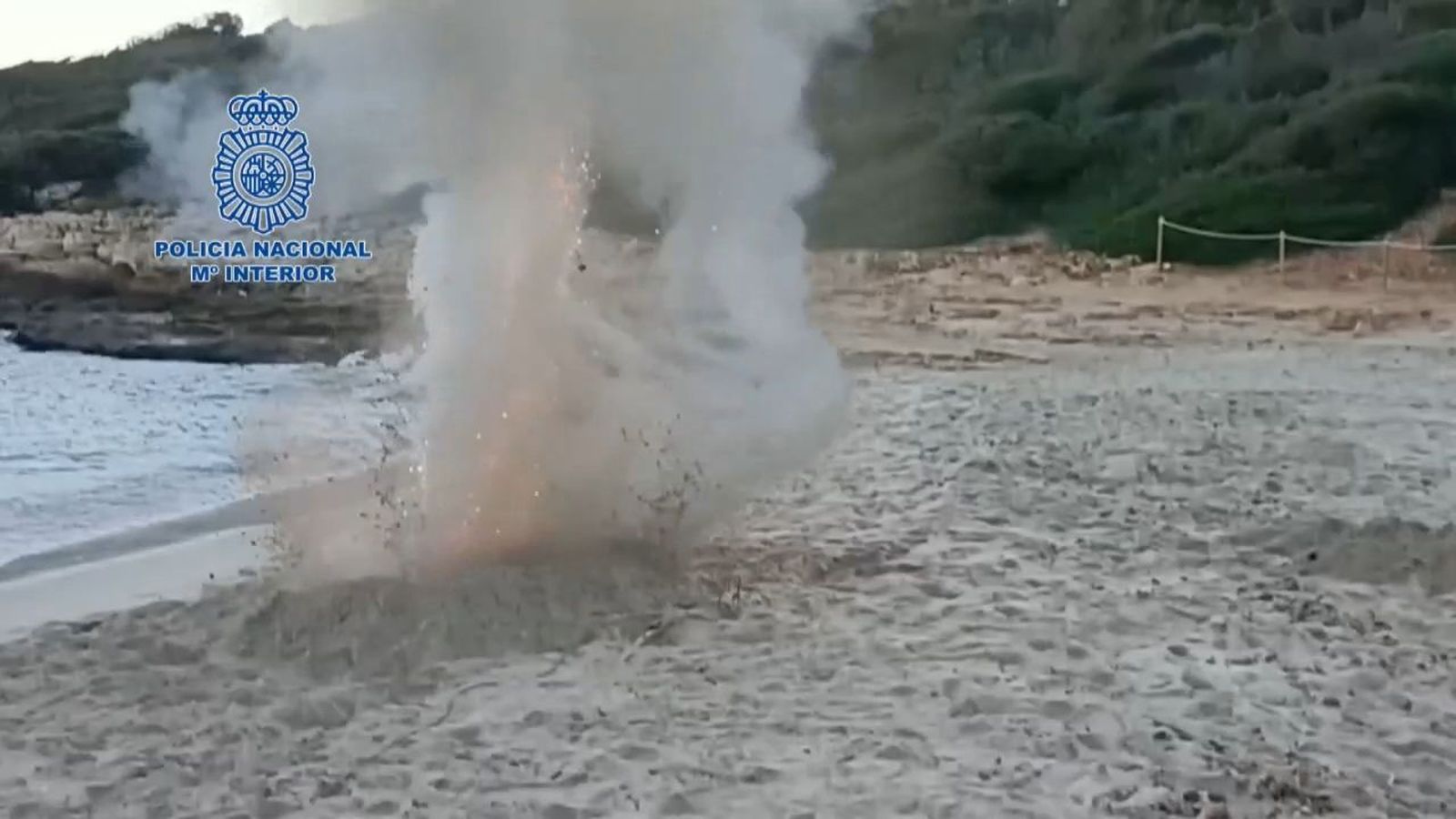 Los Tedax explosionan un artefacto militar hallado en una playa de Manacor (2)