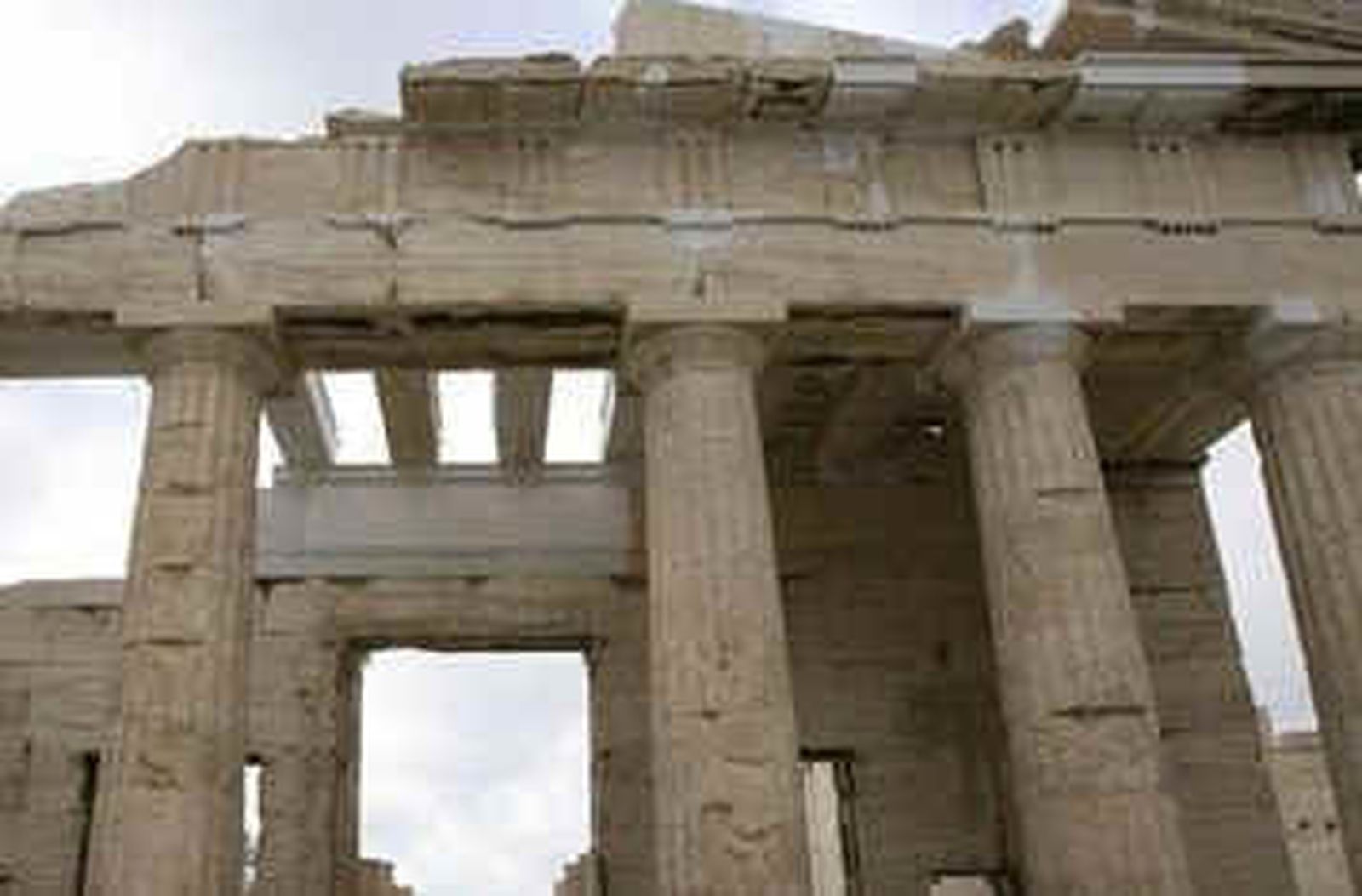 Ragousis dice que otro rescate pondría la economía de Grecia al borde del abismo