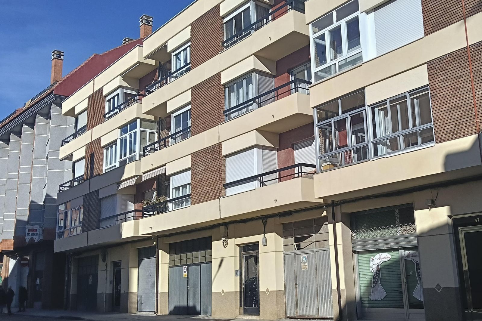 Edificio de la Calle Juan Carlos I Rey, en La Bañeza, donde ha fallecido una persona por inhalación de humo
