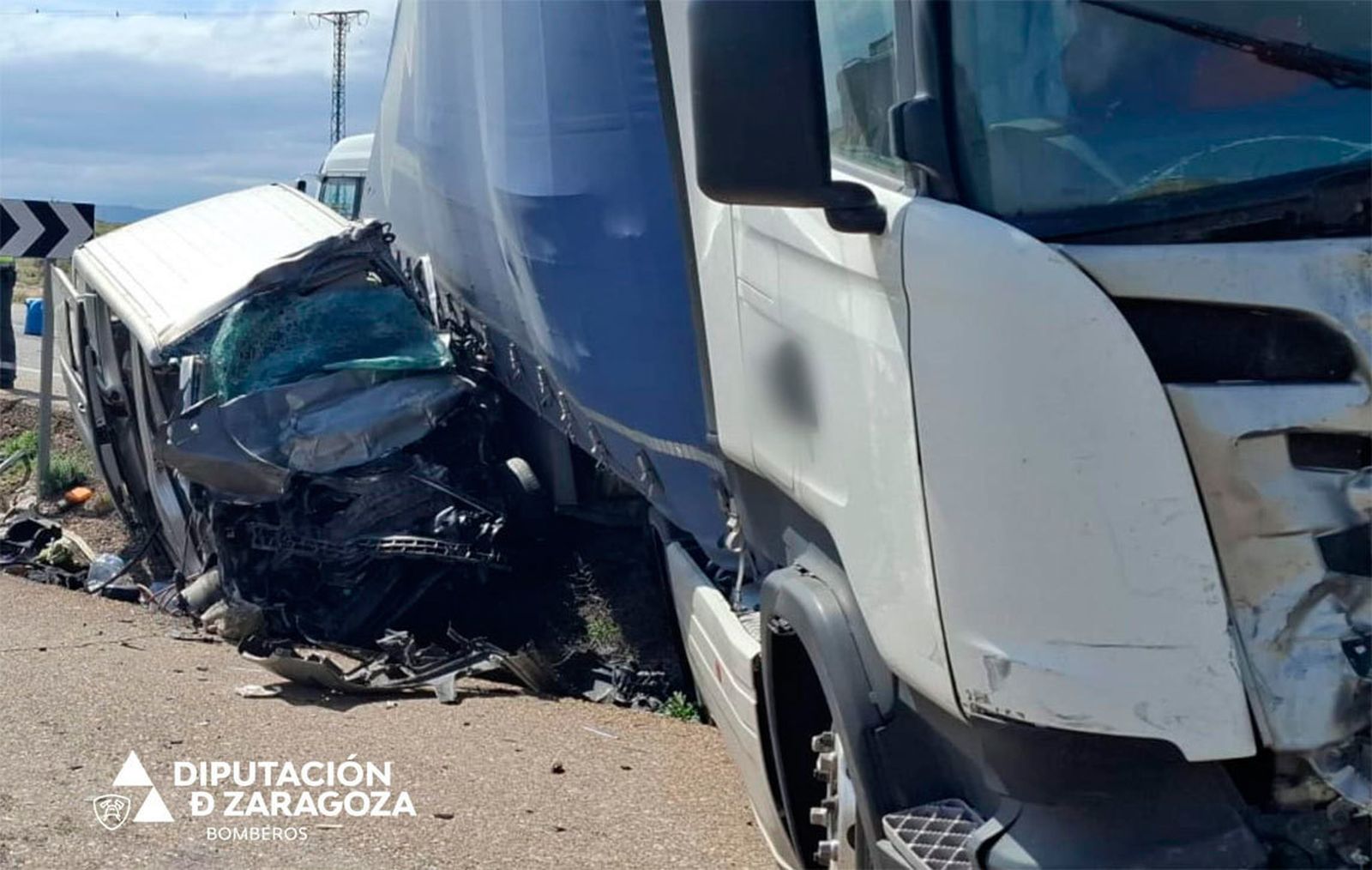 Accidente de trafico  entre una furgoneta y un vehículo articulado en la carretera N-122, en  Agón
