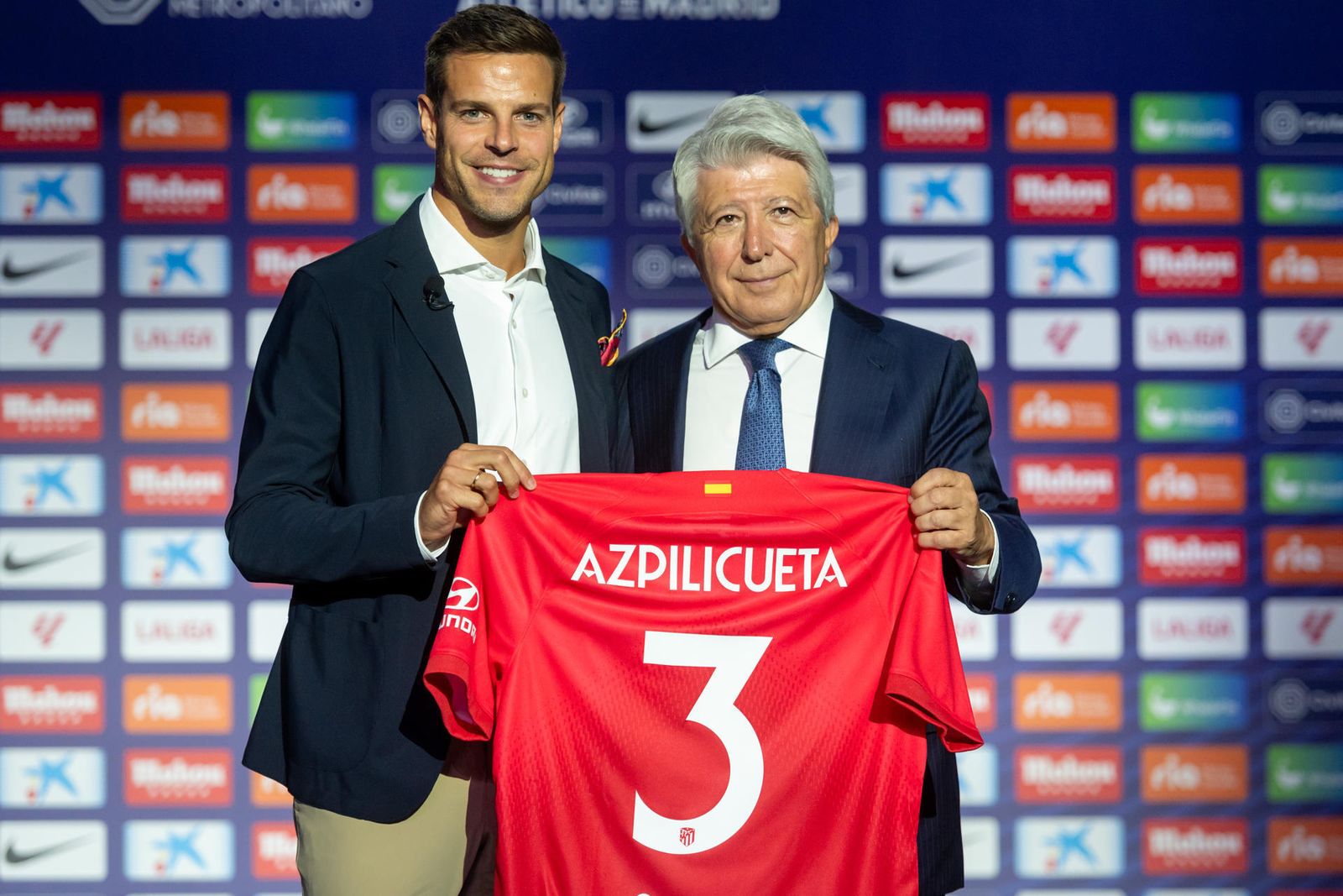 Azpilicueta renueva