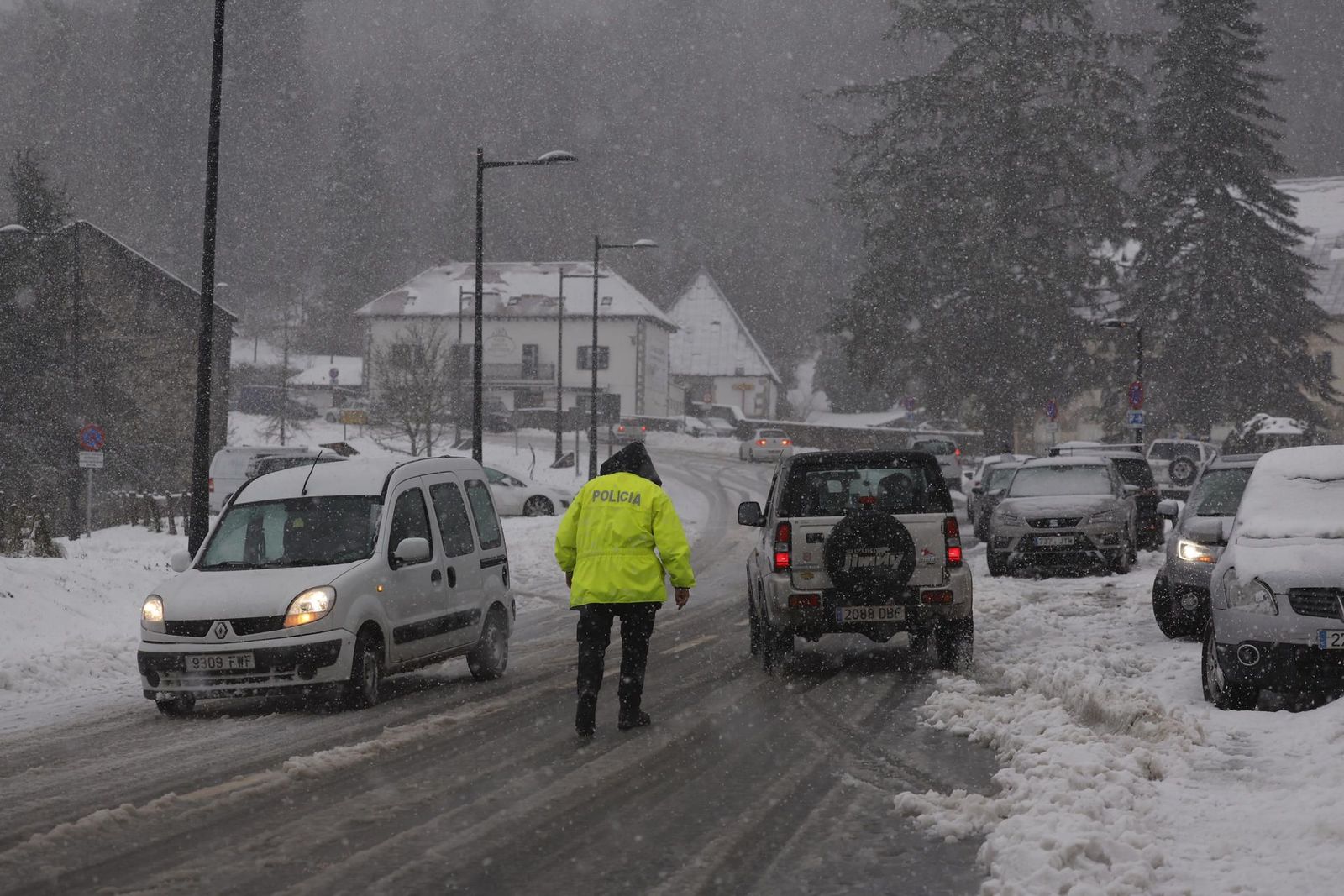 El temporal alcanza su día álgido, con fuertes vientos y nevadas