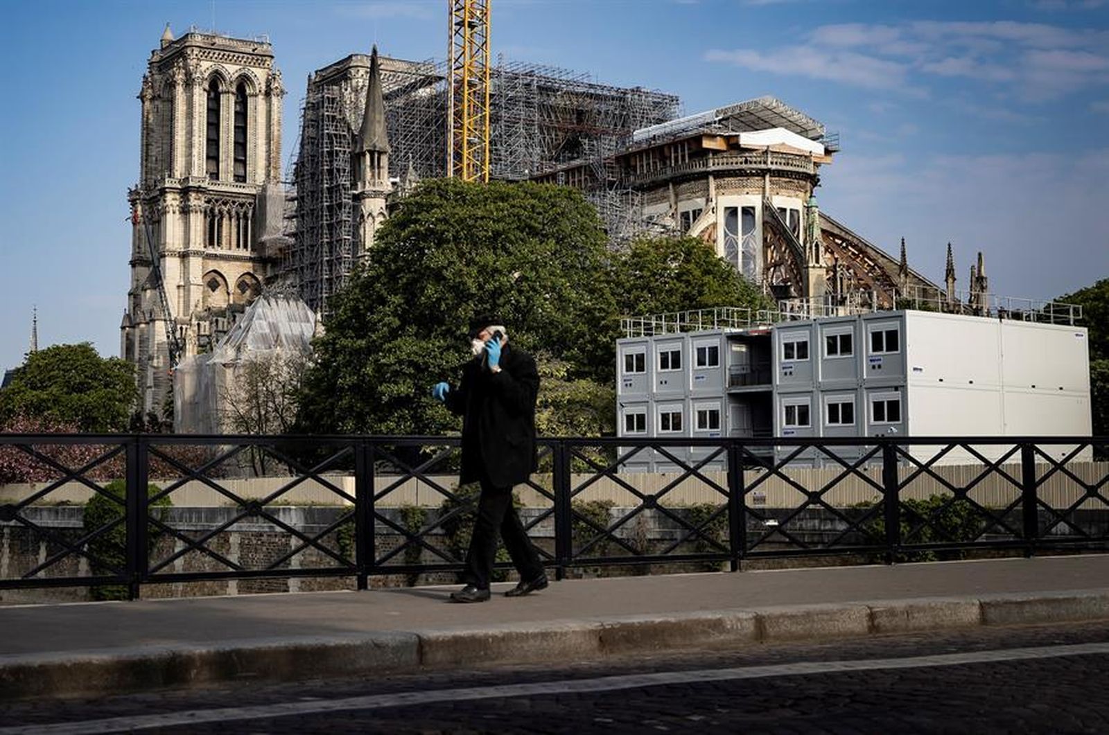 Vista exterior de Notre Dame, llena de andamios