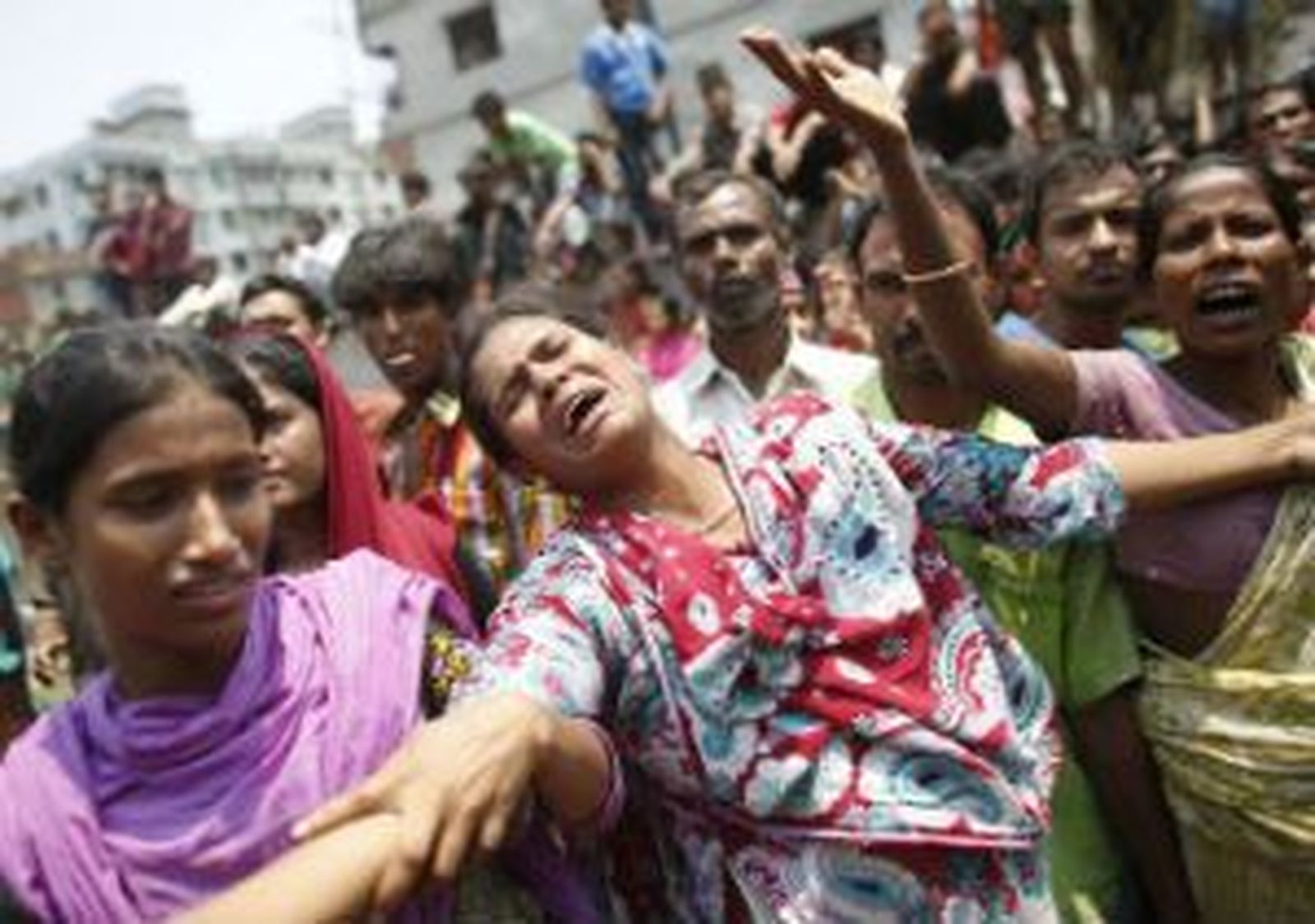 Ascienden a 170 los muertos tras el derrumbe de un edificio en Bangladesh