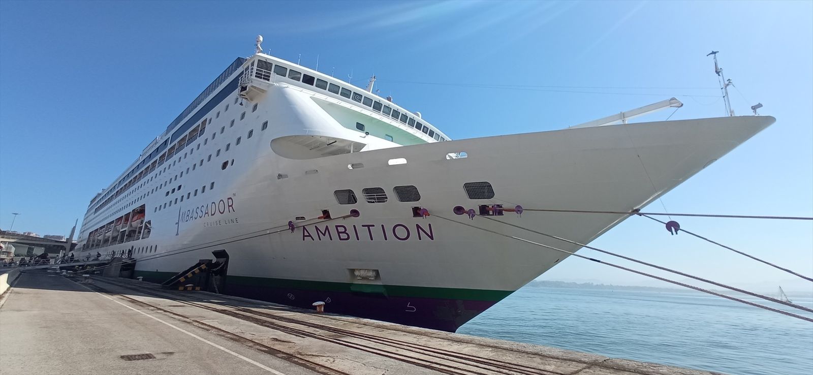 El buque Ambition en una escala en el puerto de Santander