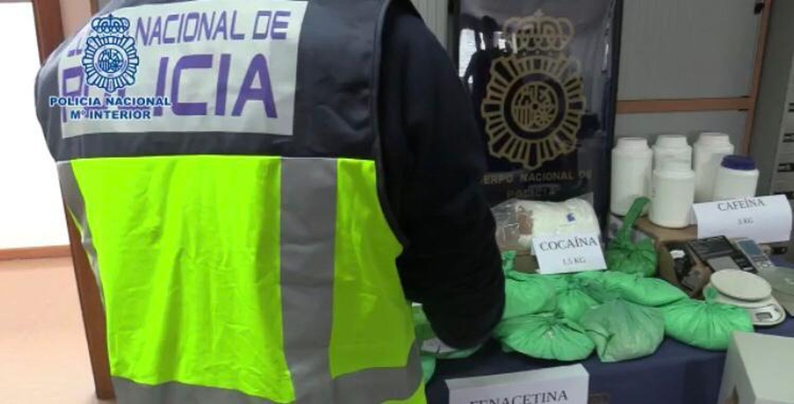 Agente de la Policía Nacional con el material incautado