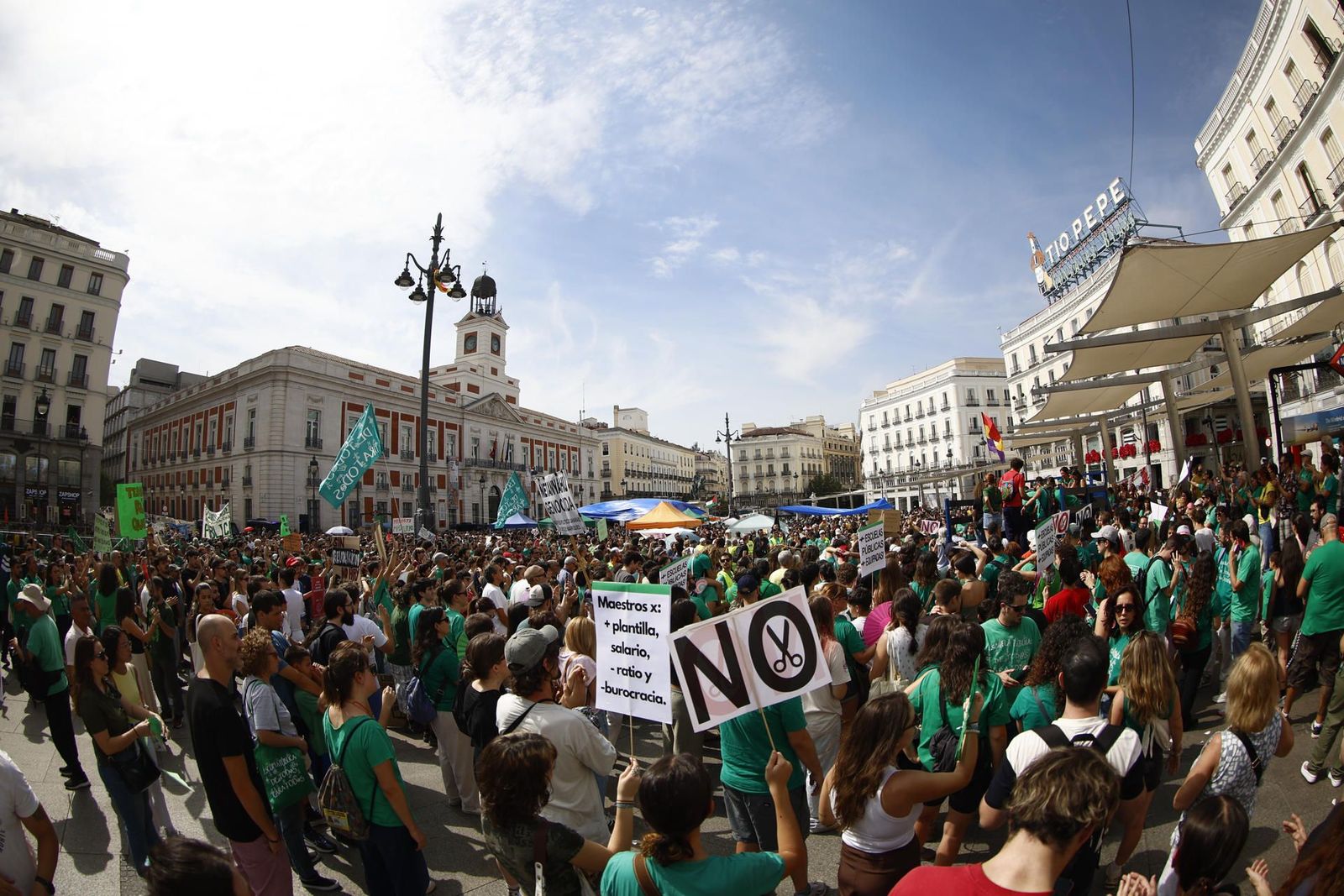 Manifestación en Madrid por la educación pública: piden menos horas lectivas, menos alumnos por clase y más salario