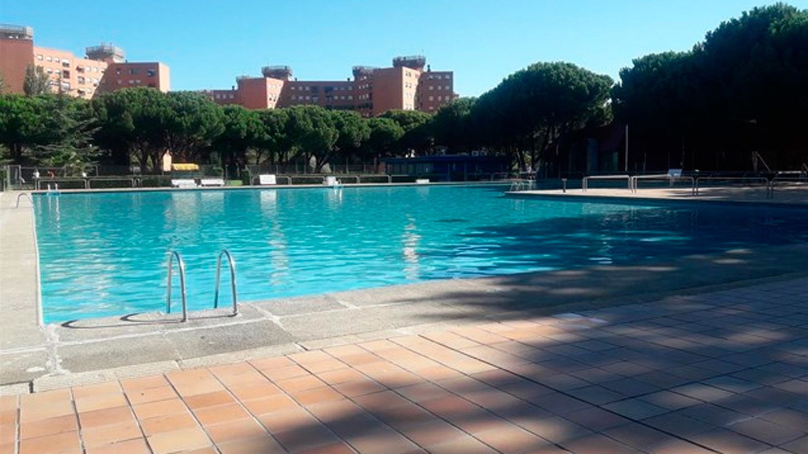 Los vecinos de San Blas se quedan sin piscina este verano