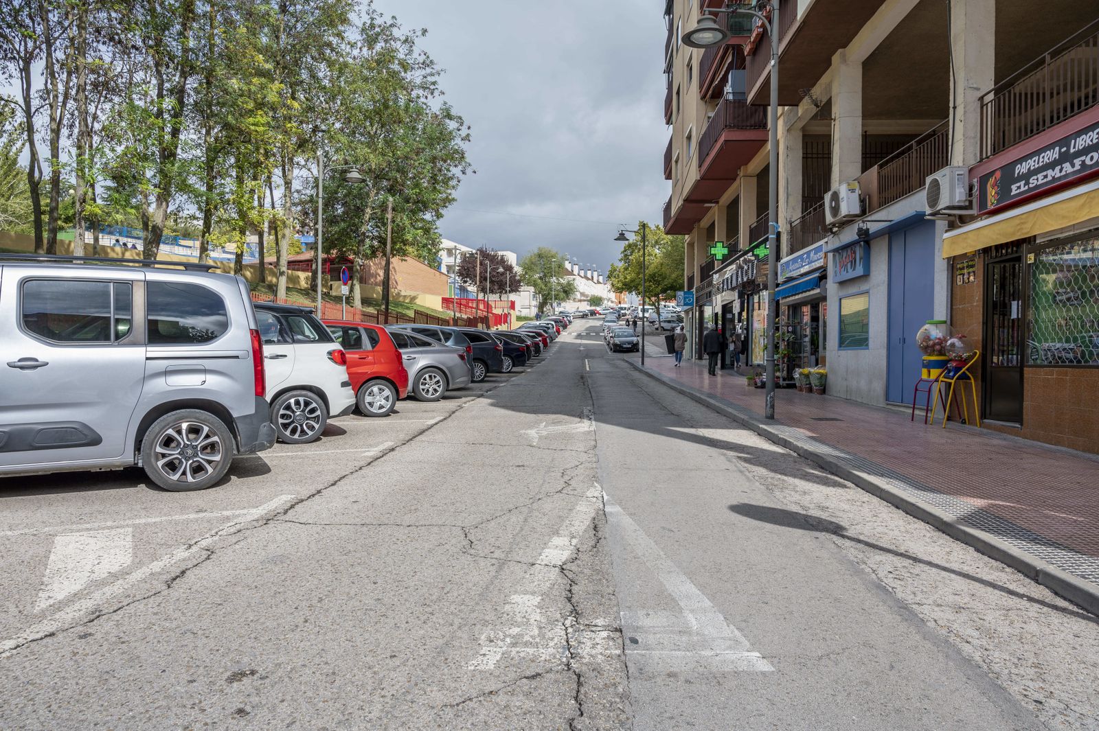 Una calle de Algete con una farmacia