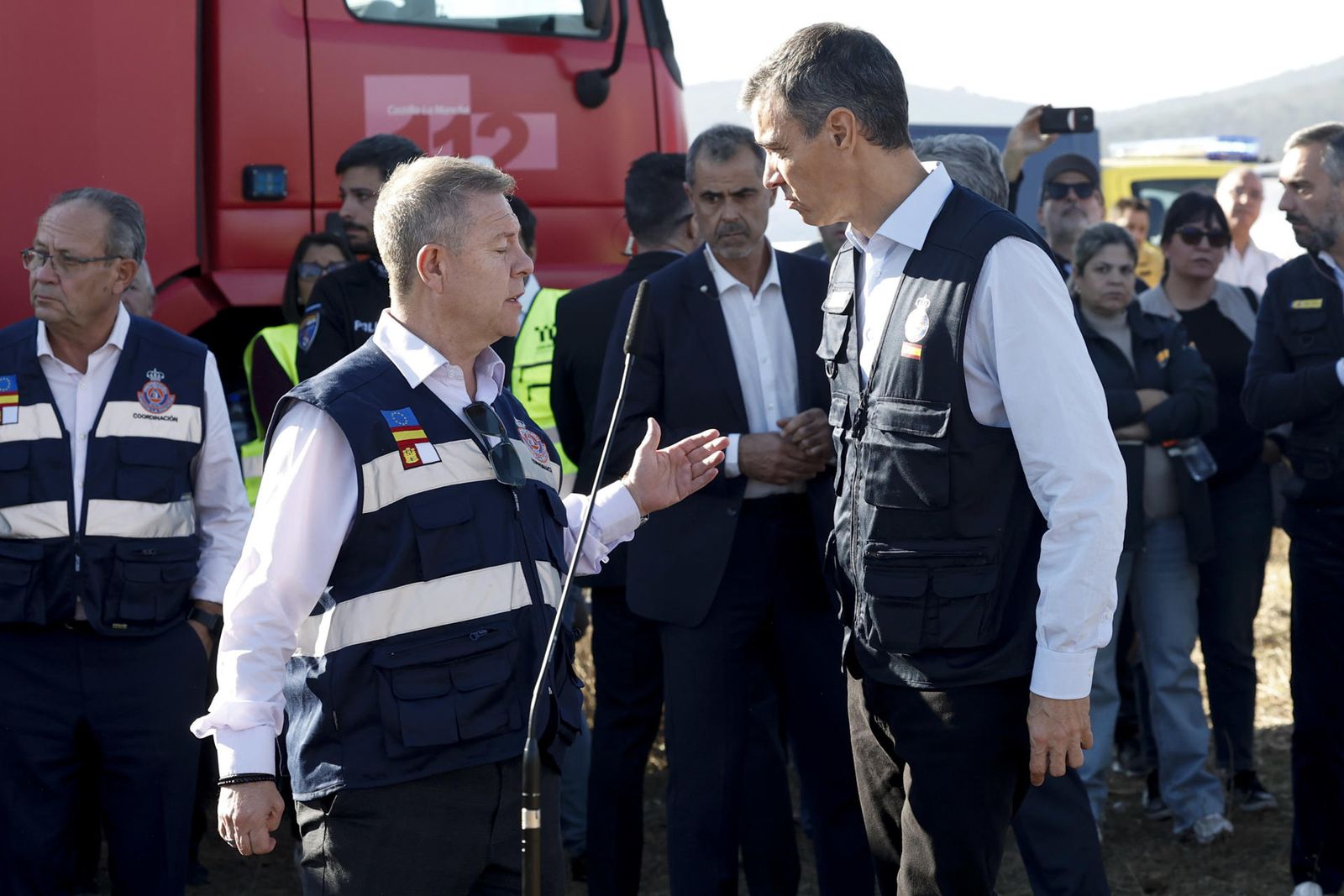 Pedro Sánchez y Emiliano García-Page visitan el lugar del accidente en Urda (toledo)