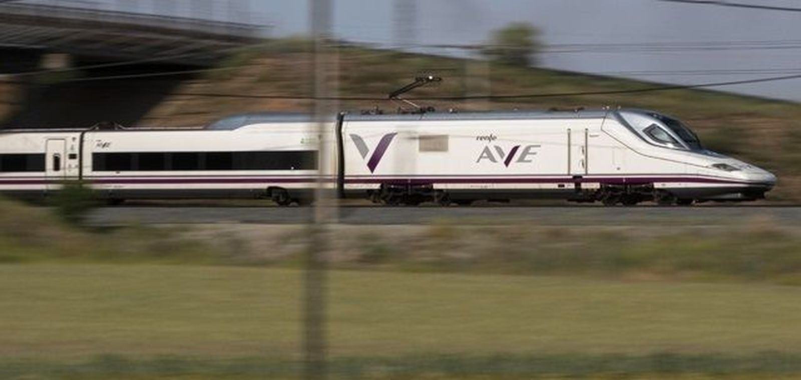 Adif levanta la restricción de 160 kilómetros por hora en la línea de alta velocidad Madrid – Barcelona y luego rectifica