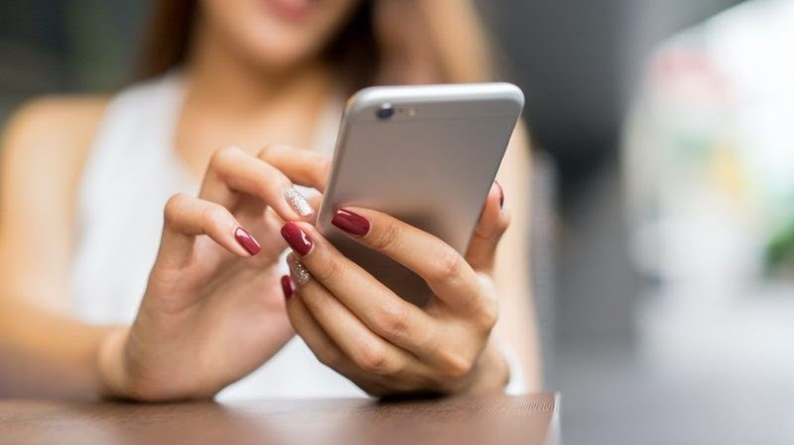 Una persona con su teléfono móvil