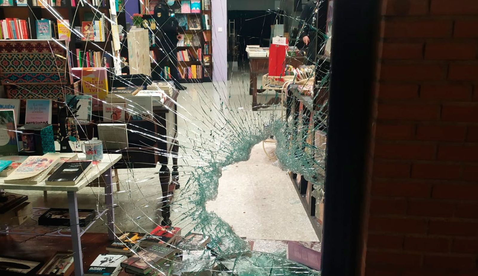 Destrozan el escaparate de una librería feminista en Madrid