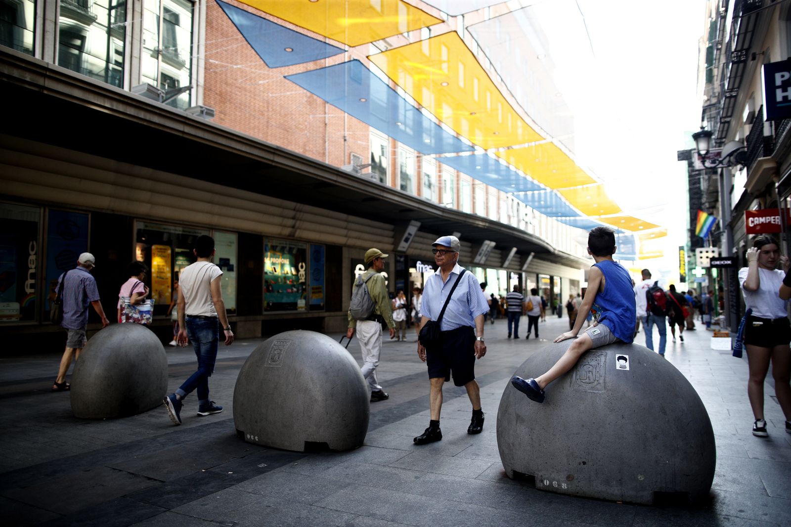 Turistas y vecinos de la zona Centro de Madrid pasean por la calle Preciados