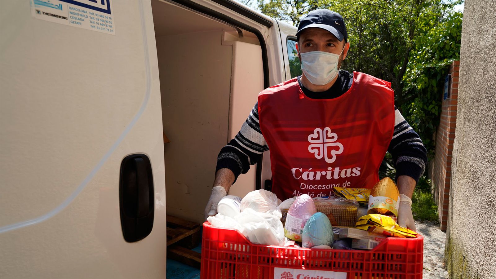 Cáritas reparte comida a familias necesitadas durante la crisis del coronavirus