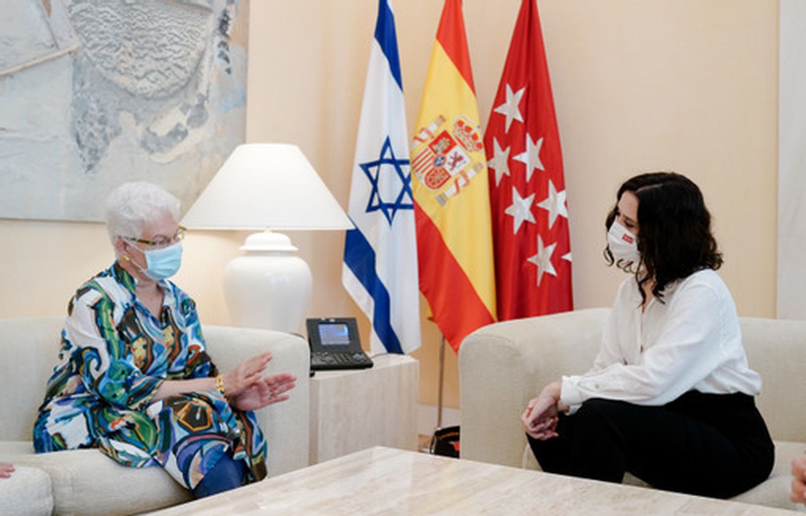 La presidenta regional en funciones, Isabel Díaz Ayuso con la embajadora de Israel, Rodica  Radian-Gordon