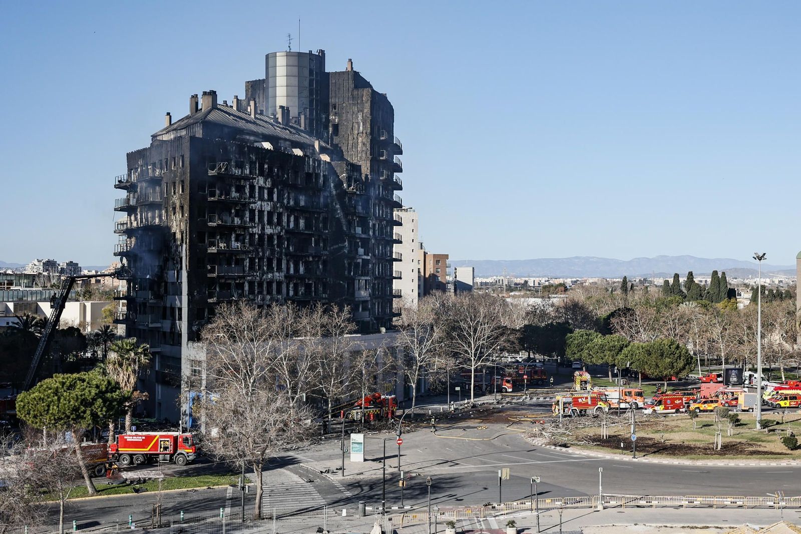 Una pareja joven y sus dos hijos, de dos años y dos semanas, entre los desaparecidos en el incendio de Valencia