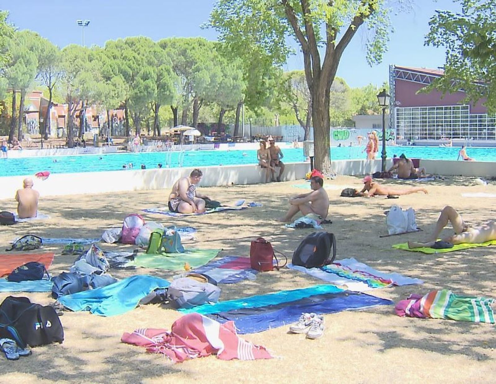 El ‘Día sin bañador’ ameniza el día más caluroso del año en la capital