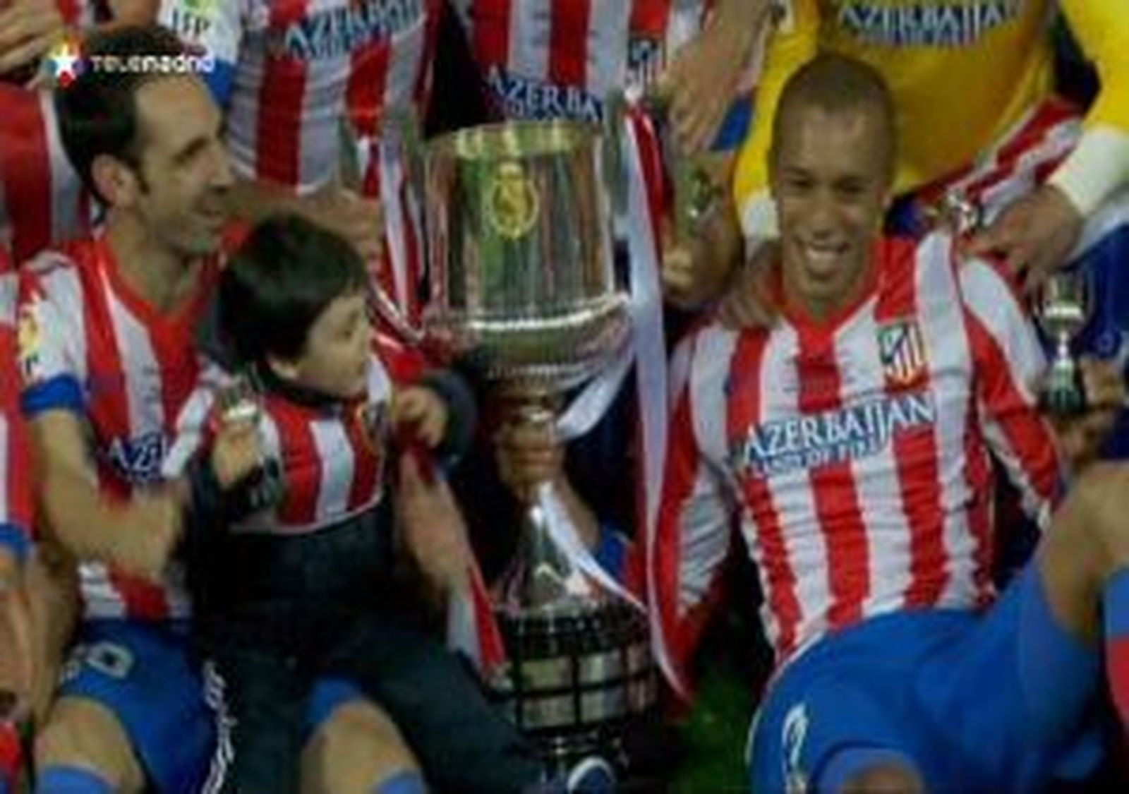 El Atlético celebra por las calles de Madrid y en Neptuno la consecución de la Copa