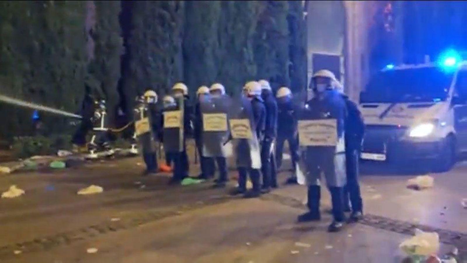 El macrobotellón de Barcelona se salda con 20 detenidos y quema de vehículos policiales, motos y  contenedores