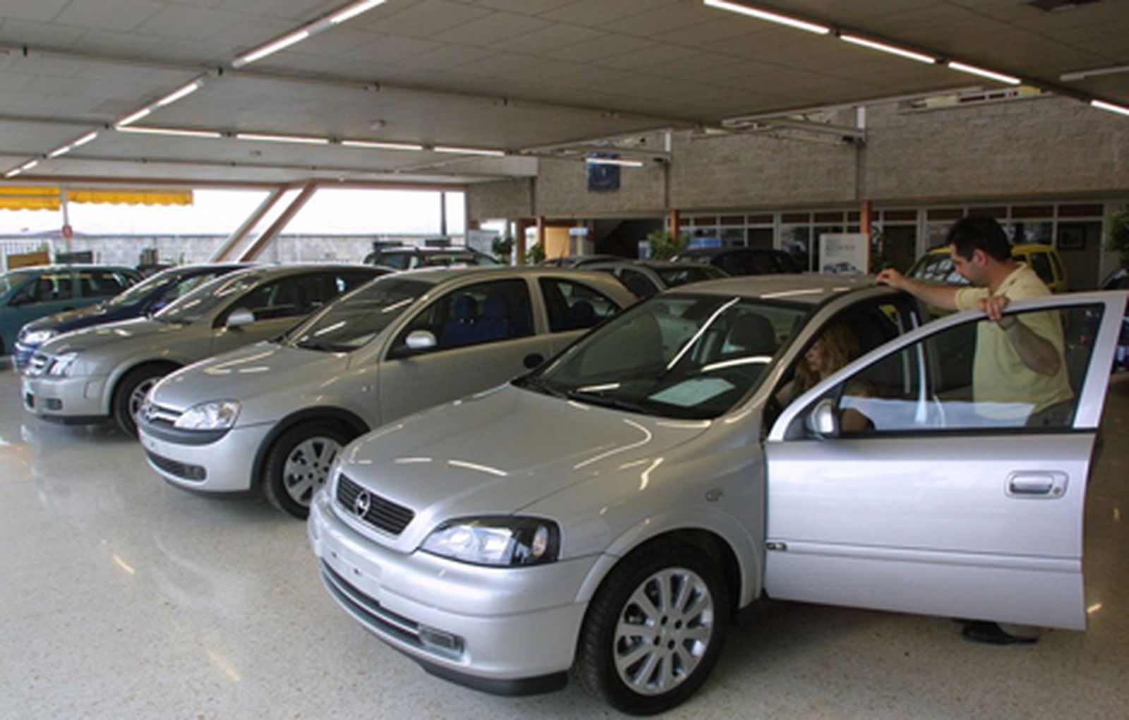 Las ventas de coches suben un 21% en mayo  y superan las 100.000 unidades