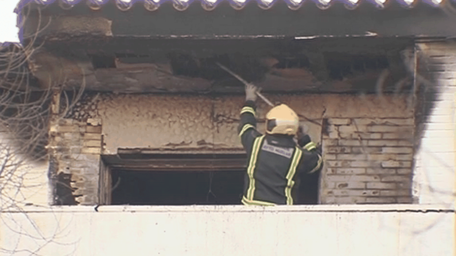 Dos fallecidos y un bebé grave en la UCI por el incendio de un piso en Huelva