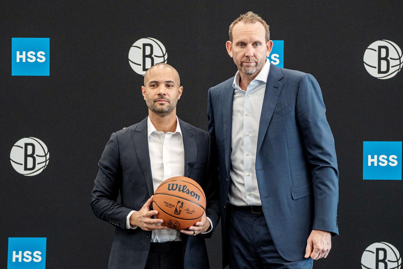 El nuevo entrenador de los Brooklyn Nets, el español Jordi Fernández, y el manager general del equipo, Sean Marks