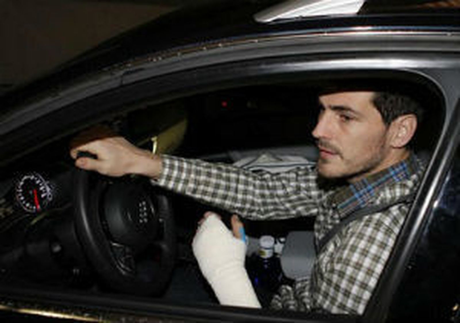Casillas conduce con una escayola