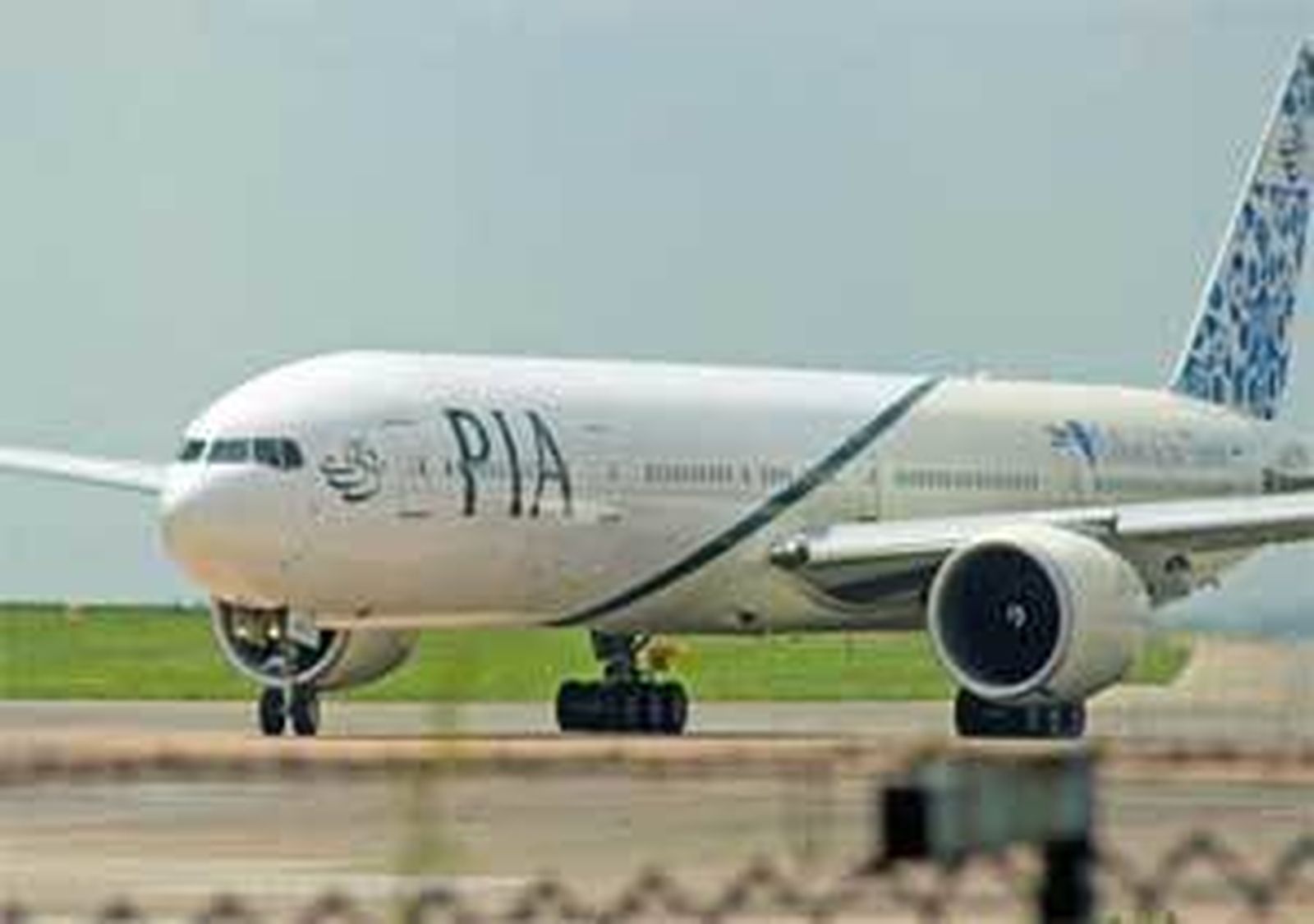 Dos detenidos tras el desvío de un avión paquistaní en el Reino Unido