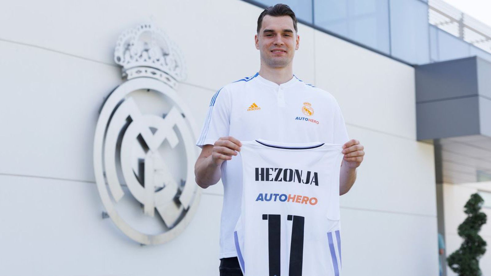 Mario Hezonja presentado como jugador del Real Madrid