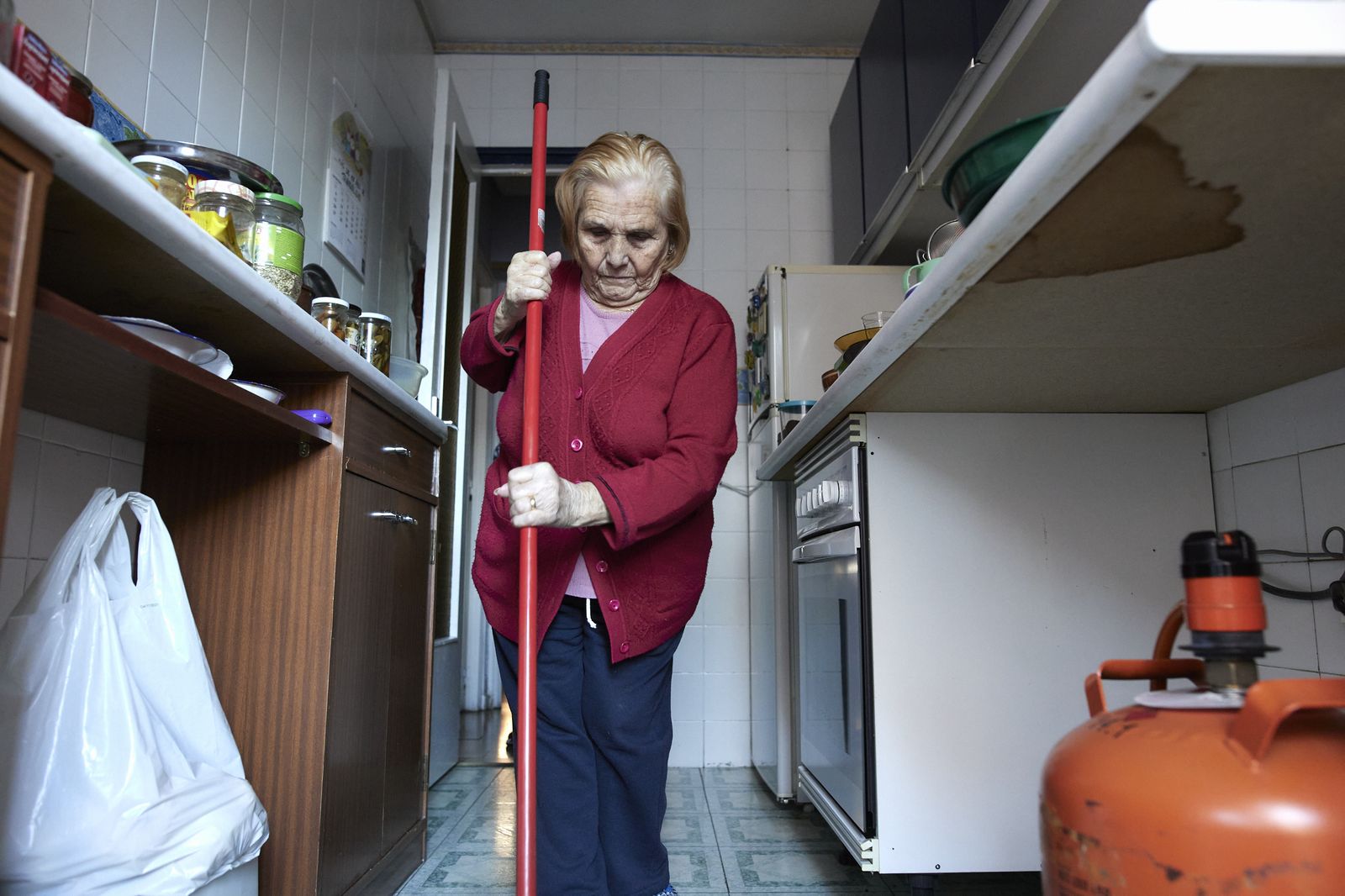 Una anciana en su vivienda