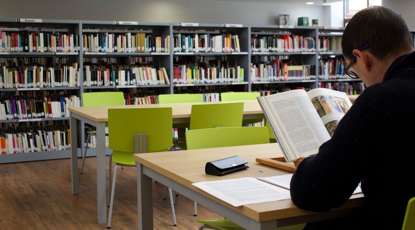 Un lector en la biblioteca municipal de Galapagar
