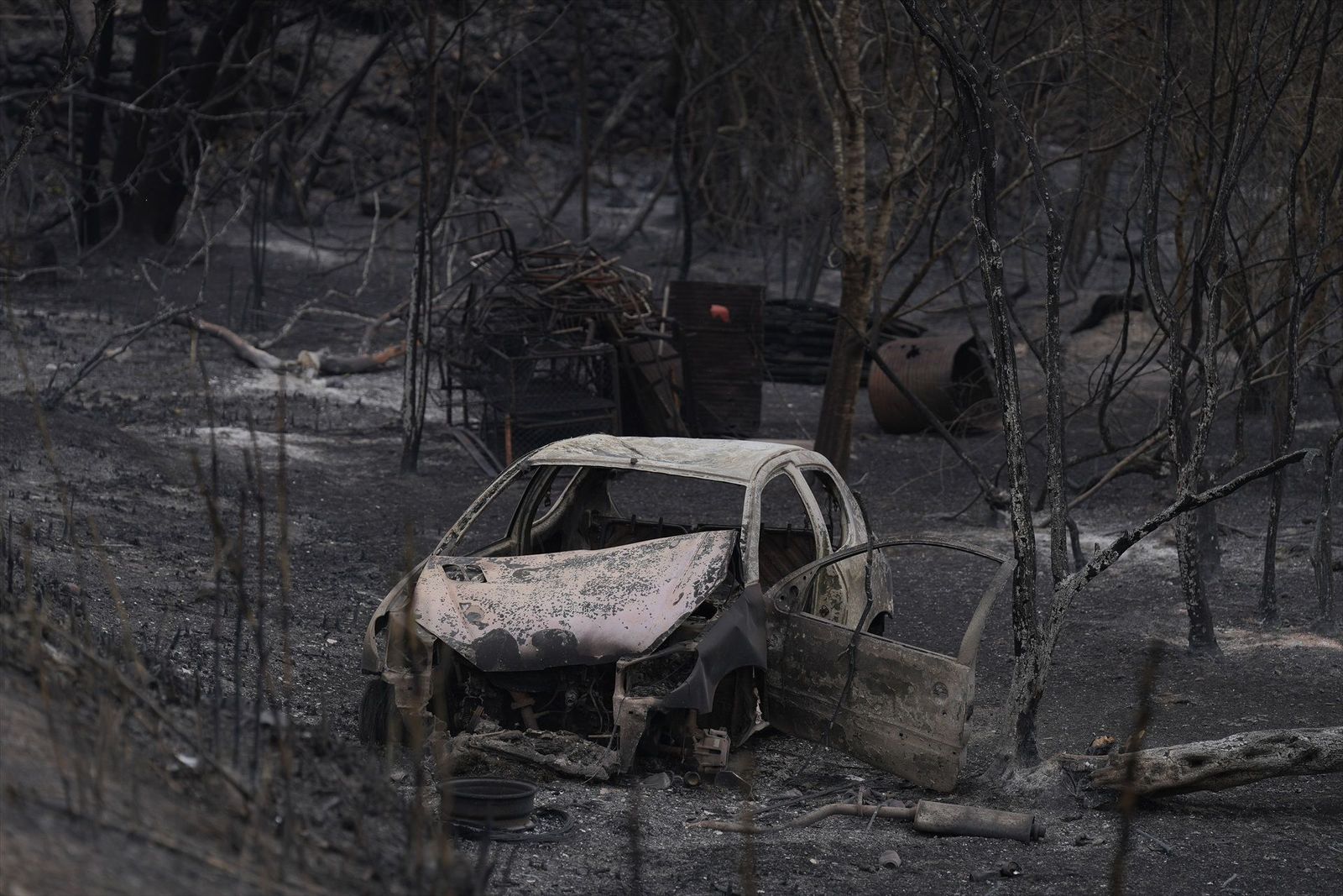 La extinción del incendio de Paüls, Tarragona, tropieza con bombas de la Guerra Civil