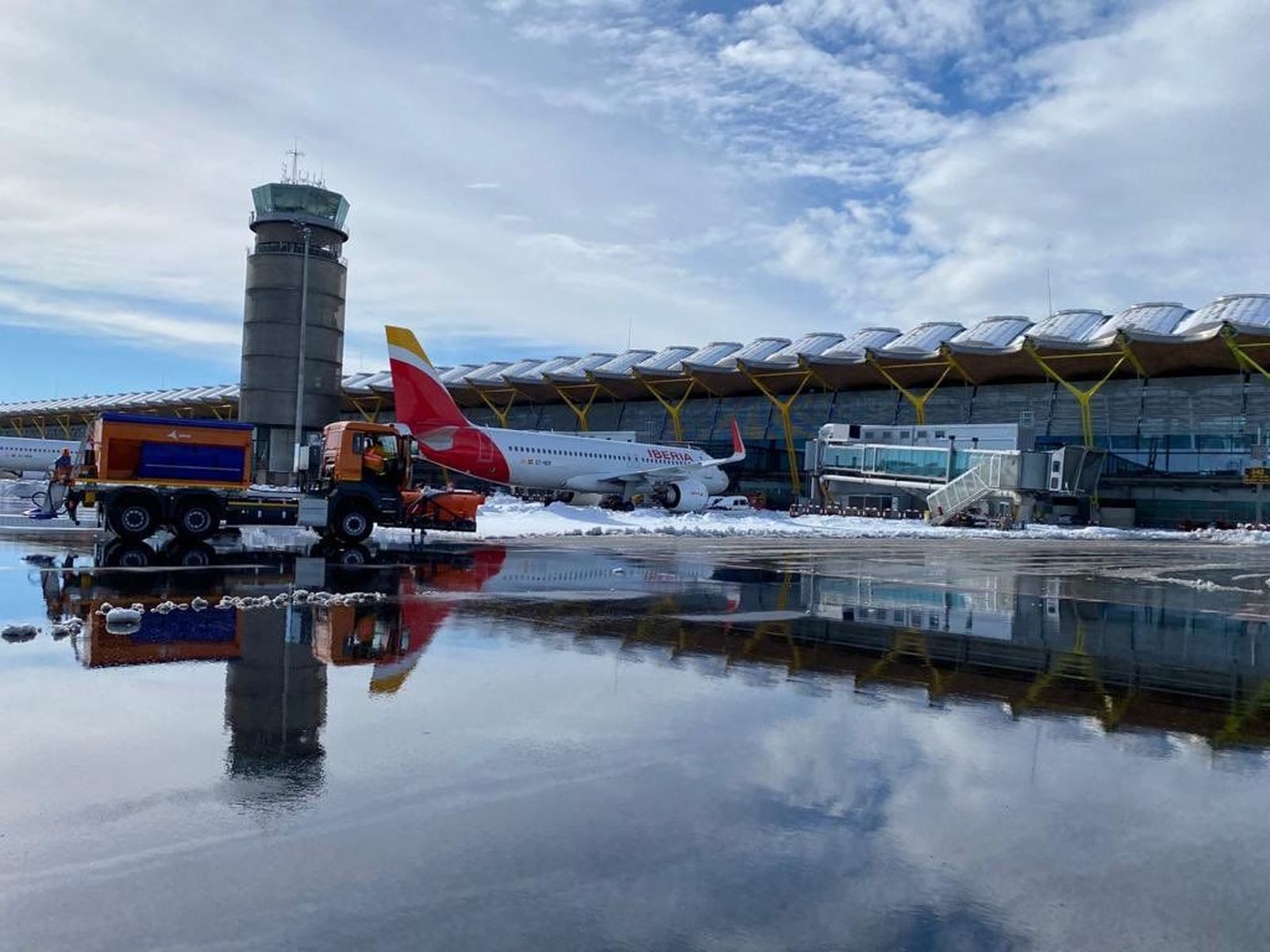 ¿Estuvieron paradas las máquinas quitanieves en Barajas durante el temporal?