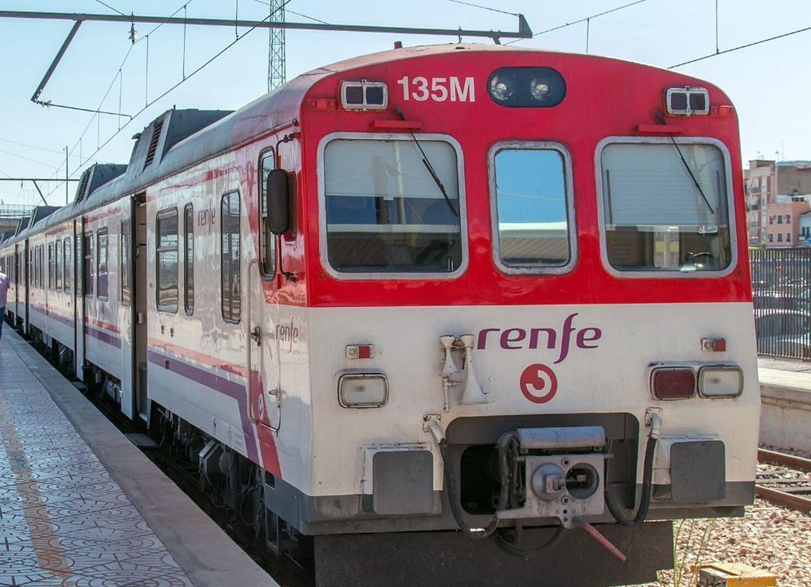 Tren de cercanías en Sagunto, Valencia