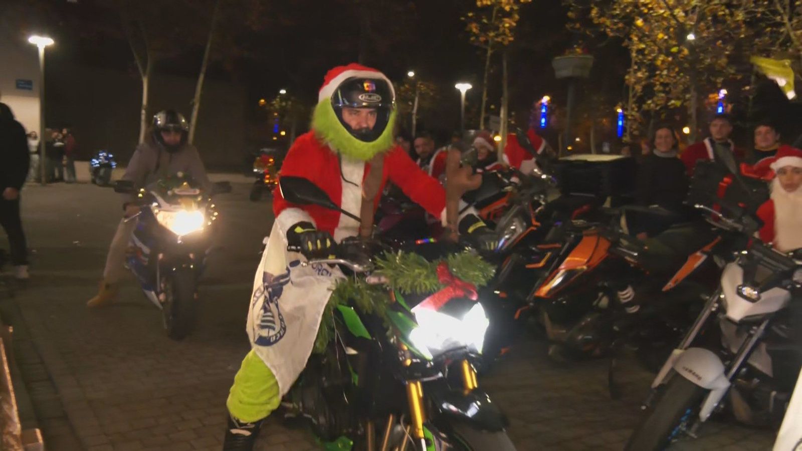 Botas, moto y… ¿gorro de Navidad? La Papanoelada Motera de Fuenlabrada recorre el municipio repartiendo espíritu navideño