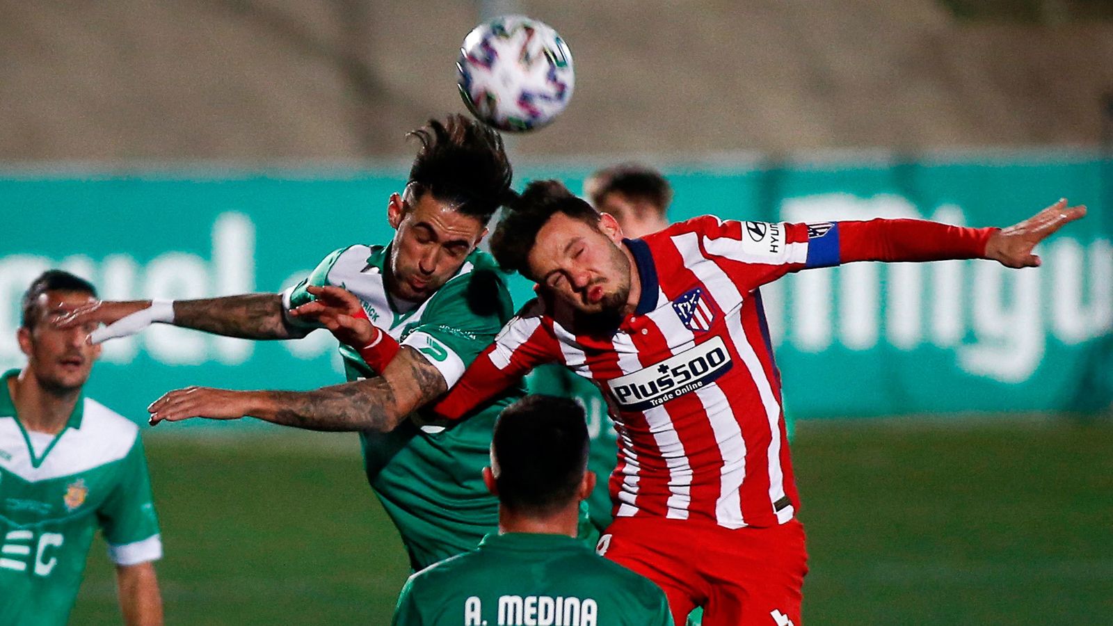 Saúl Ñiguez lucha con Estellés  durante el partido de la Copa del Rey disputado entre el Cornellà y el Atlético de Madrid