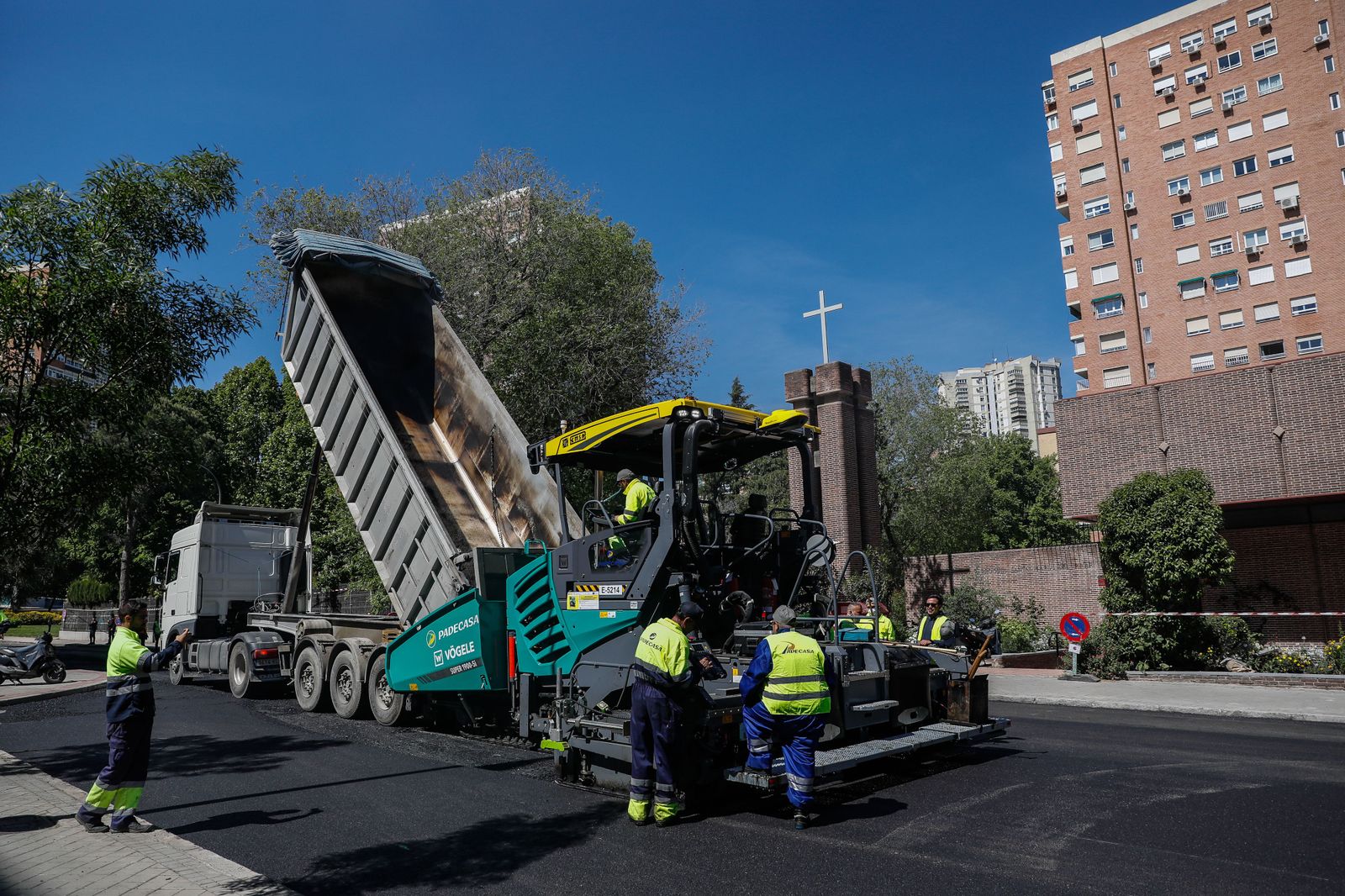 50 calles de la capital olerán a mango en su asfaltado
