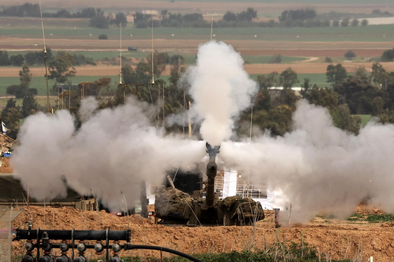 Un carro de combate de Israel lanza artillería sobre Gaza