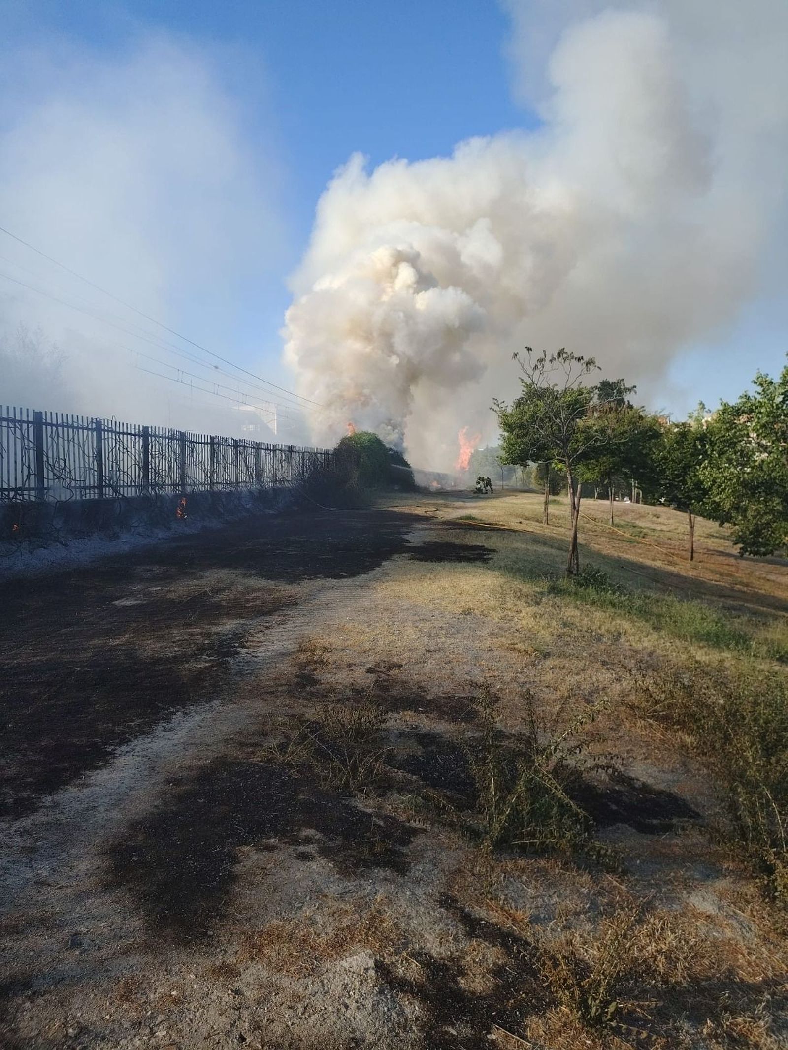 Extinguido el incendio en Legazpi que provocó el corte en la línea C-5 de Cercanías