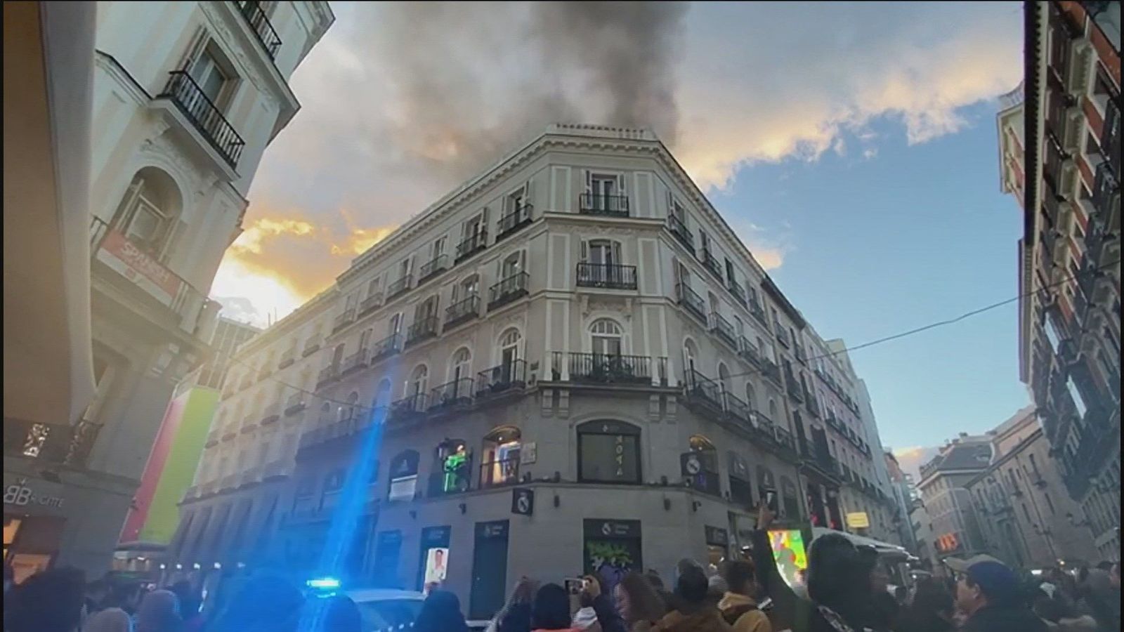Desalojado un edificio cerca de Sol por el incendio de una vivienda