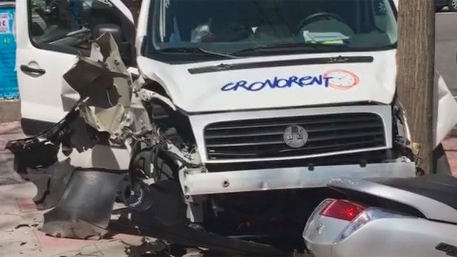 Una furgoneta invade la acera y destroza una moto y un árbol en la calle Ibiza