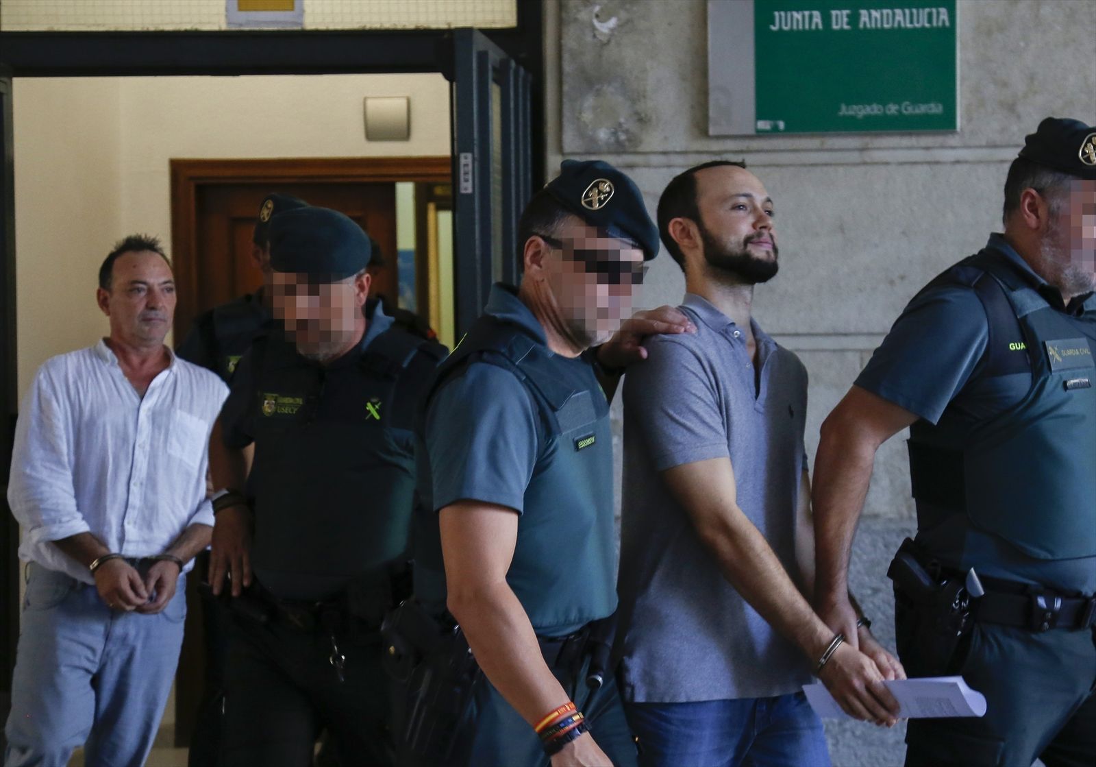 José Antonio Marín, gerente de la empresa Magrudis, junto a su hijo, Sandro Marín, custodiados por la Guardia Civil
