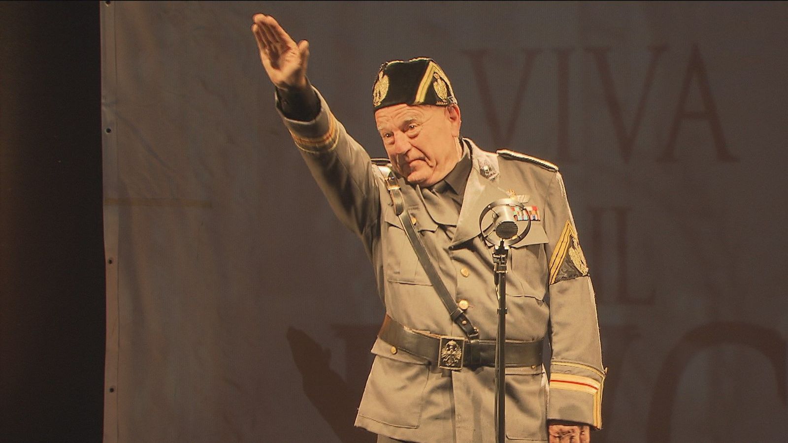 Leo Bassi denuncia el fascismo en la piel de Mussolini
